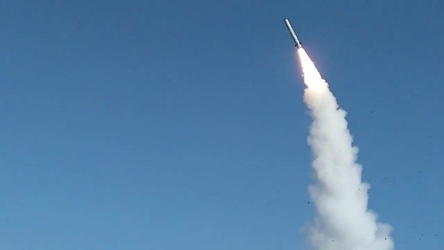Боевой пуск ракеты из комплекса "Искандер-М"