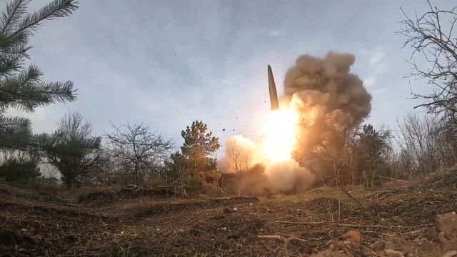Боевой запуск ракеты оперативно-тактического ракетного комплекса "Искандер" по уничтожению ангаров с военной техникой и боеприпасами ВСУ