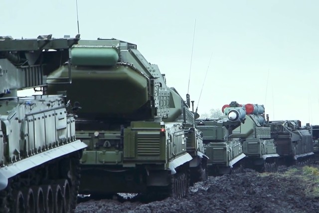 Боевые машины дивизиона зенитного ракетного комплекса 9К317М "Бук-М3" на марше