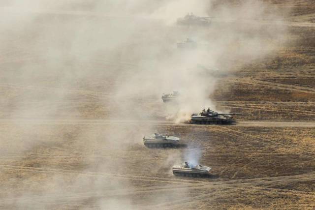 Боевые машины пехоты БМП-2 и танки Т-72Б3 во время основного этапа стратегических командно-штабных учений "Кавказ-2020"