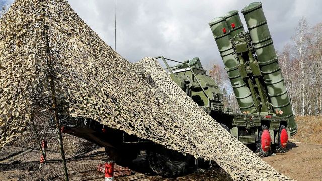 Боевые расчеты новейших зенитных ракетных систем С-400 "Триумф" в Калининградской области