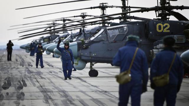 Боевые разведывательно-ударные вертолеты Ка-52 "Аллигатор" на аэродроме "Воздвиженка" во время летно-тактических учений боевых вертолетов армейской авиации Восточного военного округа