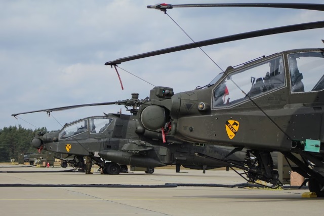Боевые вертолёты Boeing AH-64E Apache Guardian из состава 1-й воздушно-кавалерийской бригады армейской авиации 1-й кавалерийской дивизии армии США на аэродроме МИрославец в Польше, 04.04.2022