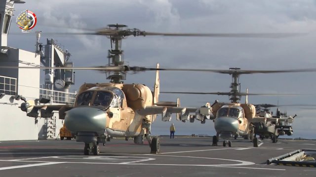 Боевые вертолеты Ка-52 и Boeing AH-64D Apache (на заднем плане) ВВС Египта на полетной палубе универсального десантного корабля ВМС Египта L 1010 Gamal Abdel Nasser (бывший "Владивосток") типа Mistral, январь 2020 года