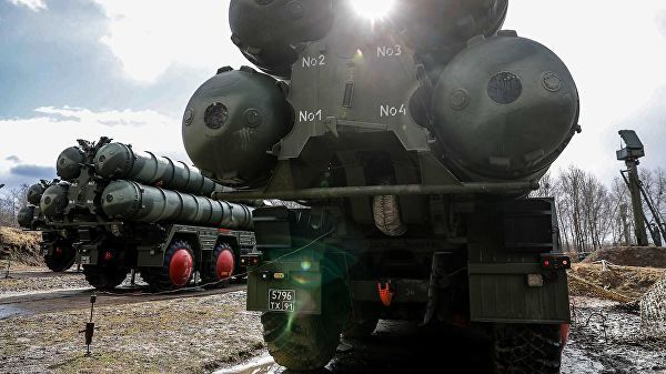 Боевые расчеты новейших зенитных ракетных систем С-400 "Триумф" в Калининградской области