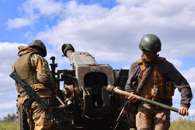 Бойцы артиллерийского расчета ЧВК "Вагнер" во время стрельбы из гаубицы Д30 калибра 122 мм по позициям ВСУ