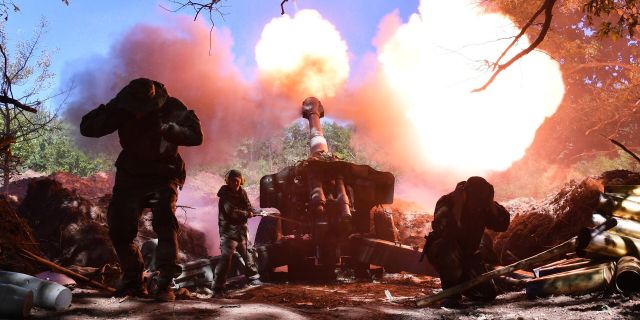 Бойцы артиллерийского расчета Народной милиции ЛНР ведут огонь из 152-миллиметровой гаубицы Д-20