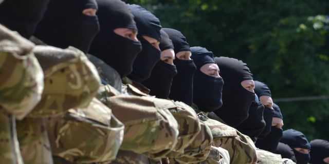 Бойцы батальона “Азов” принимают присягу на верность Украине на Софийской площади в Киеве