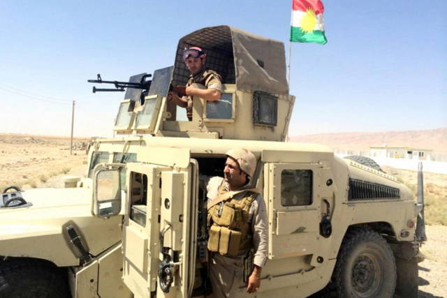 Бойцы курдской пешмерга на автомобиле «Хамви»