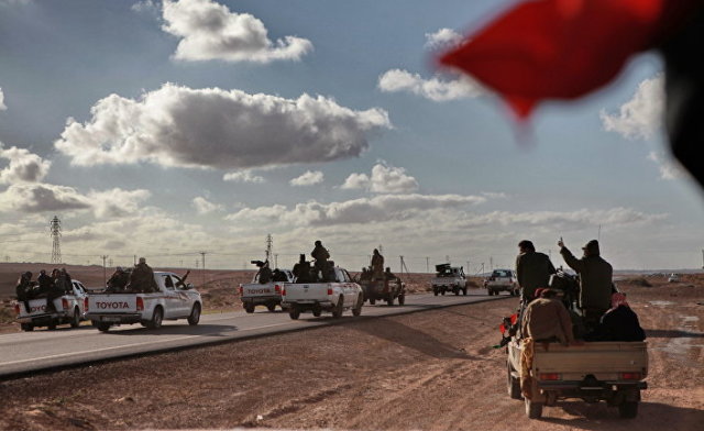Бойцы ливийской оппозиции едут на передовую