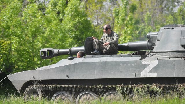 Бойцы Народной милиции ДНР на самоходной артиллерийской установке "Гвоздика"