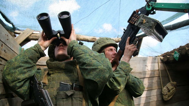 Бойцы Народной милиции ДНР в окопе на западной окраине Донецка на линии соприкосновения
