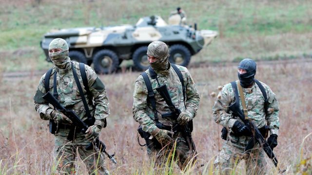 Бойцы отряда ОМОН Управления Росгвардии по Белгородской области во время тактико-специальных учений