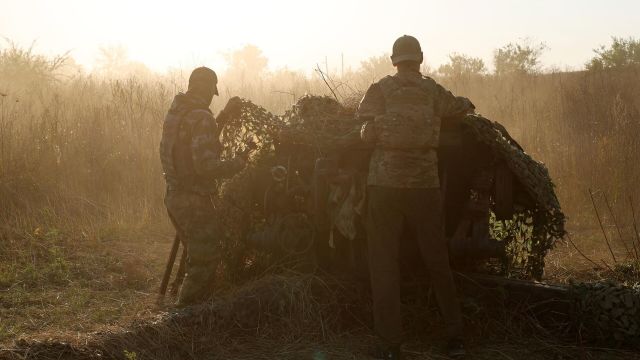 Бойцы отряда специального назначения ВС маскируют 152-миллиметровую пушку-гаубицу