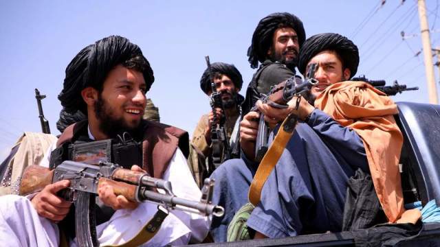 Бойцы «Талибана» (запрещенная в России террористическая организация) на улице Кабула, Афганистан