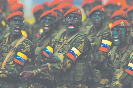 Бойцы Вооруженных сил Венесуэлы на военном параде по случаю празднования годовщины независимости страны в Каракасе. Фото Reuters