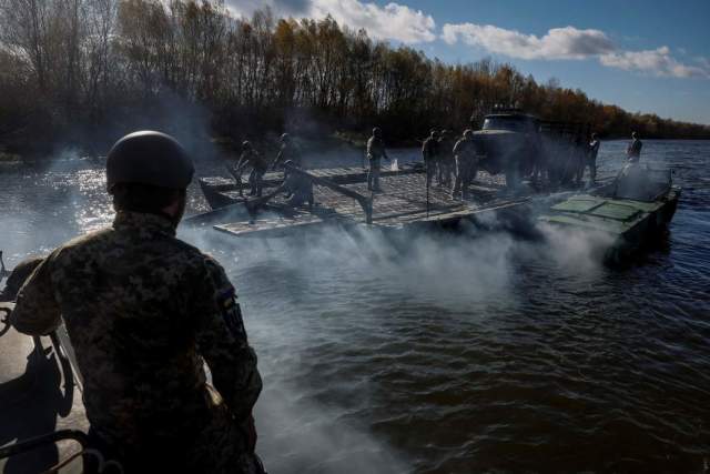 Бойцы ВСУ переправляются через реку на пароме