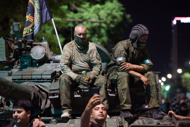 Бойцы ЧВК "Вагнер" на улице города, 24 июня 2023 года