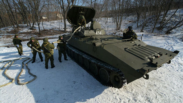 Бойцы во время укладки удлиненного заряда в машину разминирования УР-77 "Метеорит" во время учений ТОФ в Приморском крае