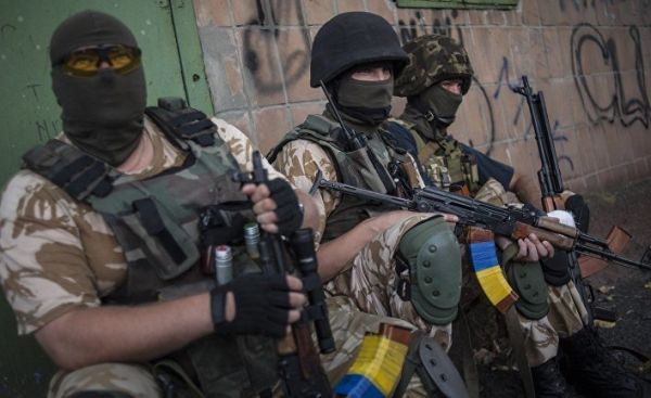 Бойцы батальона "Донбасс" в городе Марьинка Донецкой области