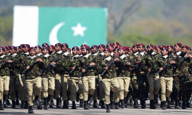 Бойцы Группы специального назначения (SSG) пакистанской армии на параде в Исламабаде