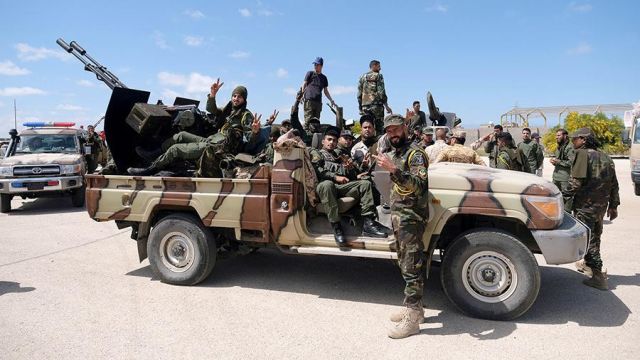 Бойцы Ливийской национальной армии в пригороде Бенгази