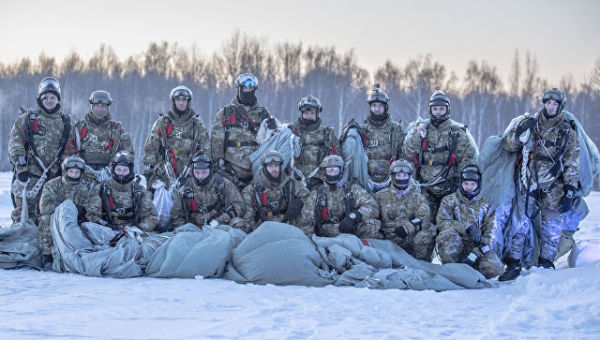 Бойцы Росгвардии на тренировке по парашютно-десантной подготовке по высадке на необорудованную площадку в незнакомой местности