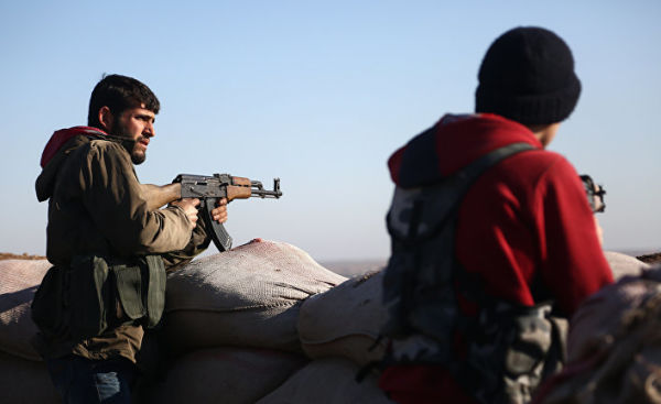 Бойцы "Свободной сирийской армии" стреляют в позиции курдов в районе Африн. 20 января 2018