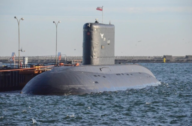 Большая дизель-электрическая подводная лодка ВМС Польши Orzeł (бортовой номер "291") советской постройки проекта 877Э в базе в Гдыне