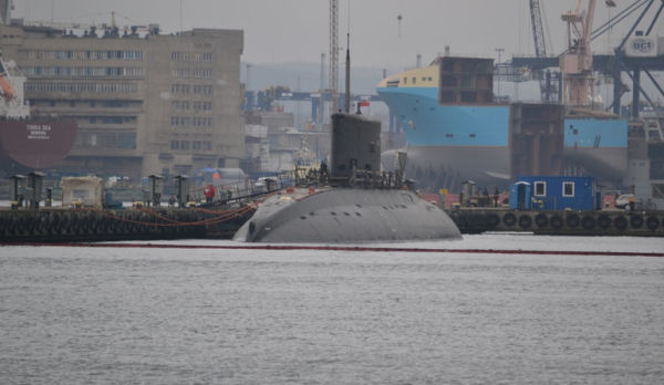 Большая дизель-электрическая подводная лодка Orzel советской постройки проекта 877Э ВМС Польши в ремонте на судостроительно-судоремонтном предприятии