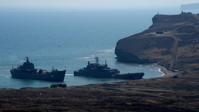 Большие десантные корабли "Николай Вилков" (слева) и "Адмирал Невельской" во время учений