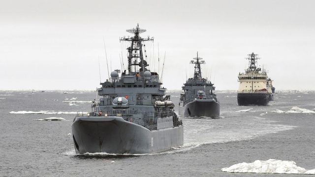 Большие десантные корабли "Александр Отраковский", "Кондопога" и ледокол "Илья Муромец" (слева направо) во время похода в Арктические моря