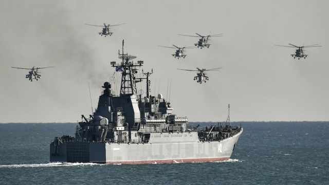 Большой десантный корабль "Новочеркасск" и вертолеты Ми-8 на учениях Черноморского флота в Крыму
