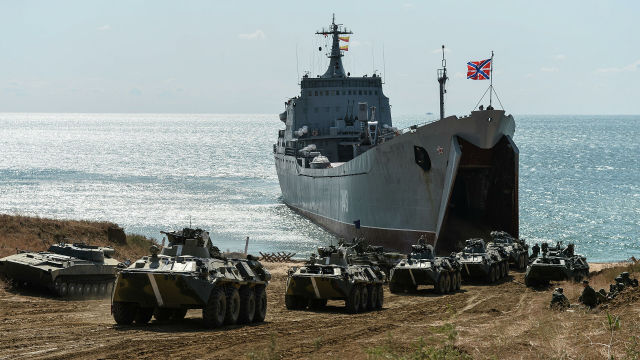 Большой десантный корабль "Орск" во время двухстороннего тактического учения соединений морской пехоты и береговой обороны на полигоне в Крыму