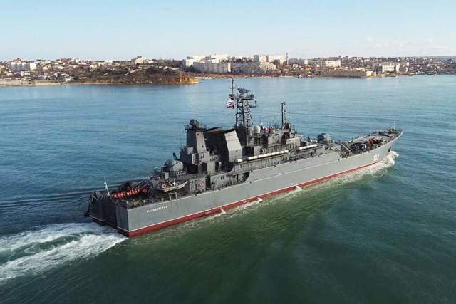 Большой десантный корабль проекта 775 «Калининград» во время захода на главную базу Черноморского флота — в город Севастополь