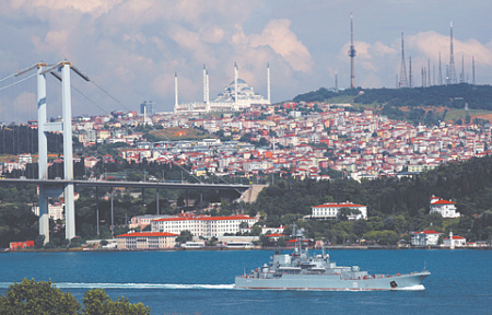 Большой десантный корабль проекта 775 ВМФ России в территориальных водах Турции. Подобные БДК могут использоваться для доставки оружия по линии ВТС. Фото Reuters