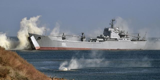 Большой десантный корабль Саратов во время высадки десанта