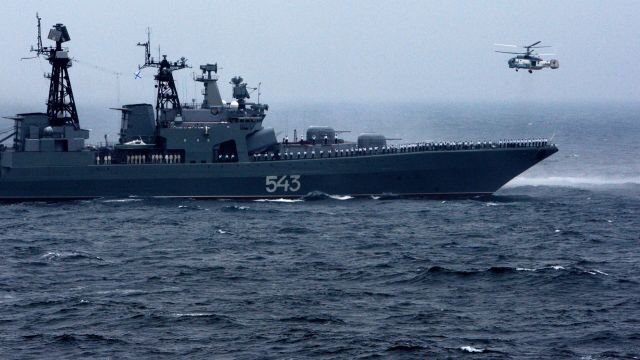 Большой противолодочный корабль (БПК) "Маршал Шапошников" и вертолет Ка-27ПС Тихоокеанского флота РФ