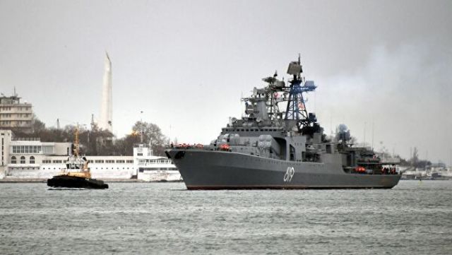 Большой противолодочный корабль Северного флота "Североморск" во время захода в Севастопольскую бухту