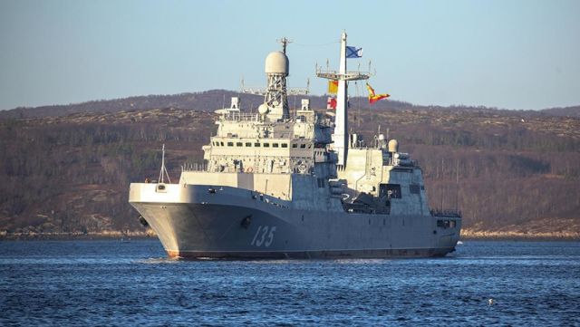 Большой десантный корабль "Иван Грен" прибывает в порт Североморска