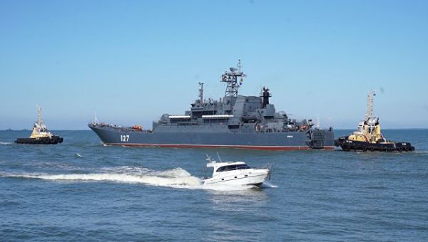 Большой десантный корабль Минск во время выхода кораблей Балтийского флота. Архивное фото