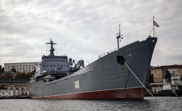 Большой десантный корабль "Орск" Черноморского флота РФ в акватории Севастополя