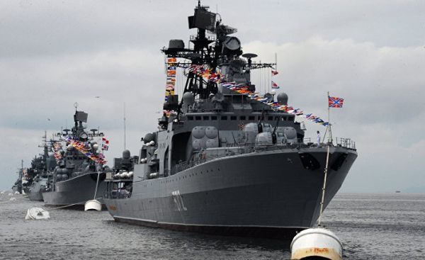 Большой противолодочный корабль "Адмирал Виноградов" во время парада кораблей, посвященного Дню Военно-морского флота России, во Владивостоке. 30 июля