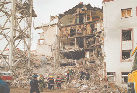 Бомбардировки Сербии в 1999 году начались по сфабрикованному информационному поводу. На снимке: результат удара по телецентру в Белграде 25 апреля. Фото Reuters