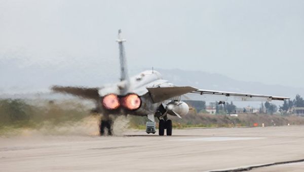 Бомбардировщик Су-24 ВКС России на авиабазе Хмеймим в Сирии. архивное фото