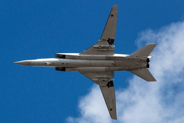 Бомбардировщик Ту-22М3 проходит над зрителями во всей красе