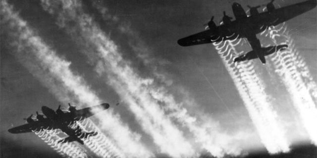 Бомбардировщики Boeing B-17 Flying Fortress ВВС США в небе над Европой