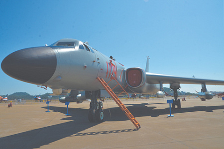 Бомбардировщики семейства Н-6 (развитие Ту-16) оснащаются крылатыми ракетами, близкими по конструкции к DH-10 наземного базирования. Фото Владимира Карнозова