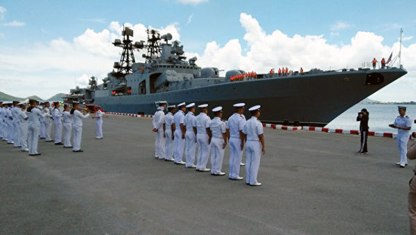 БПК Адмирал Виноградов во время первого дня визита группы кораблей российского тихоокеанского флота в Таиланд