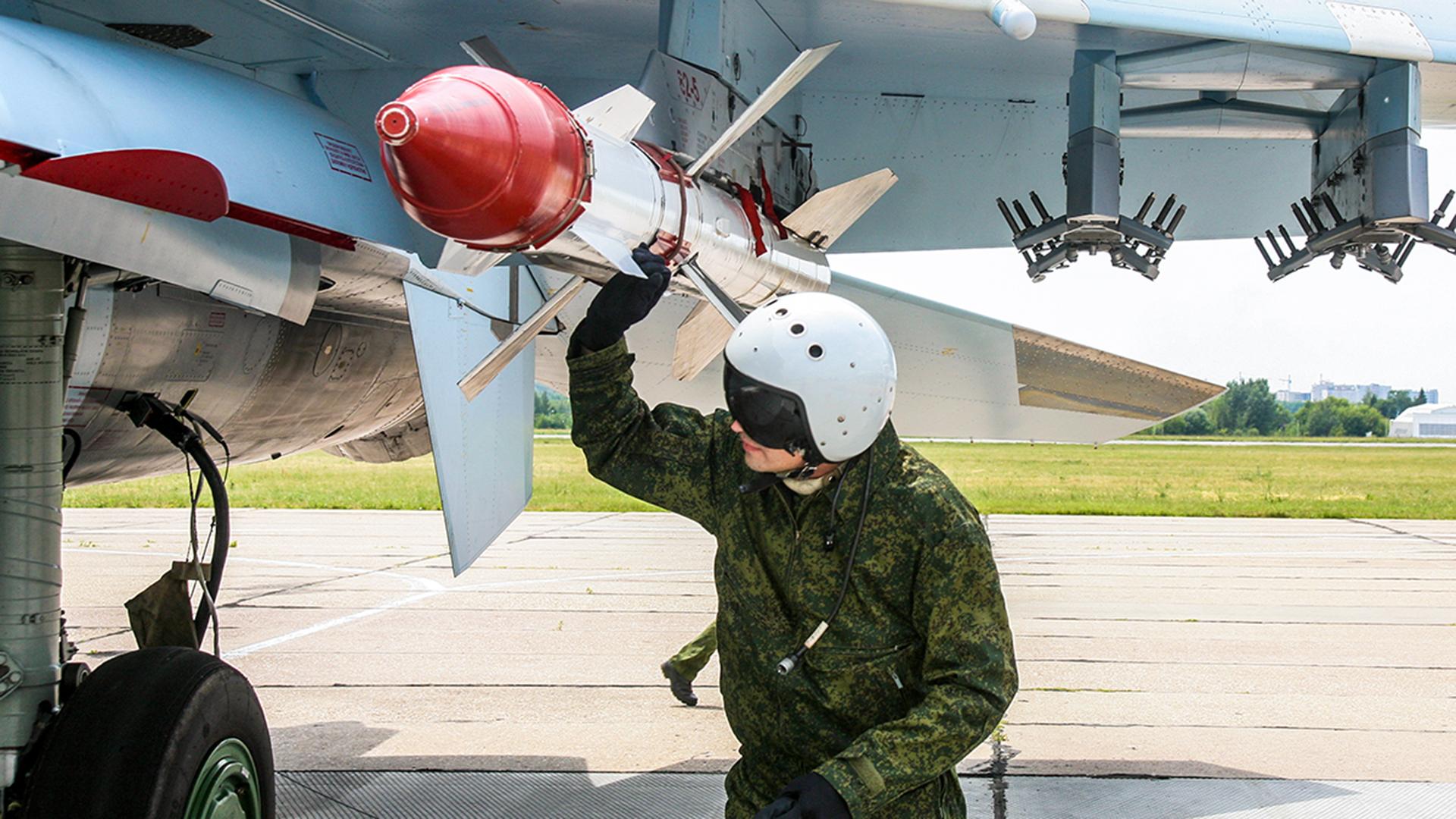 Летчик ракеты. Современный военный летчик. Современная форма военных летчиков. Оперативно-тактическая Авиация России. Летчики боевые в летной форме.